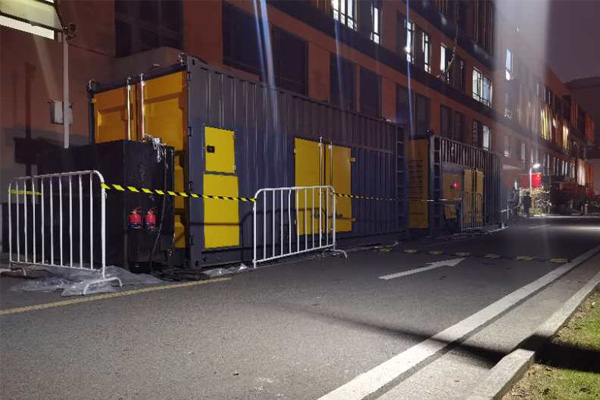 阿里柴油发电机组的输出电压是如何调节的？