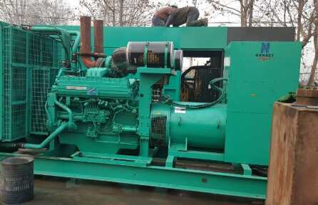 阿里发电机组如何判断水冷式机油散热器内部是否需要清洗？